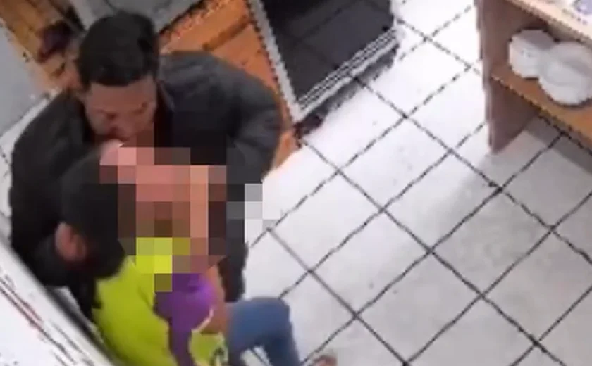 Homem flagrado agredindo mulher em local de trabalho já responde por violência doméstica em AL