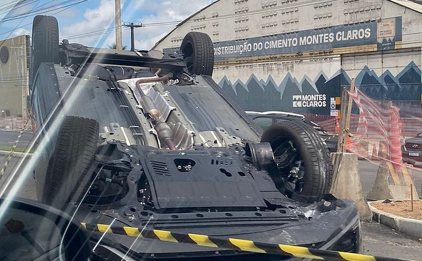 Mulher perde controle da direção e capota carro na Avenida Menino Marcelo