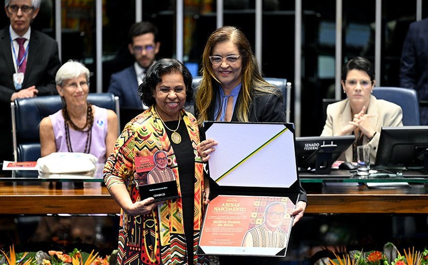 Valdice Gomes é homenageada com a Comenda Senador Abdias Nascimento no Senado