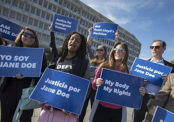 Menor sem documentos aborta após disputa legal contra governo Trump
