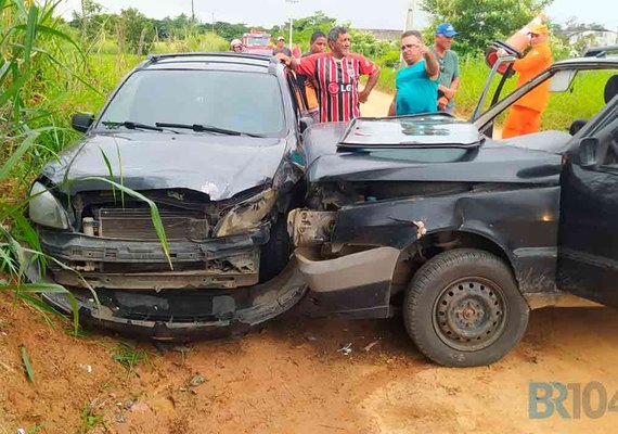 Seis pessoas ficam feridas em acidentes envolvendo dois carros em estrada vicinal