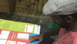 Alunos da Educação de Jovens e Adultos recebem material escolar