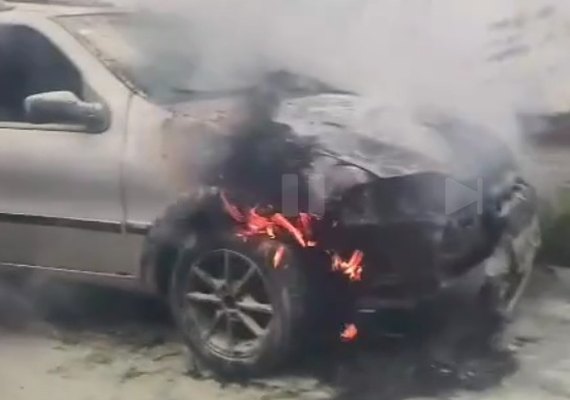 Carro fica completamente destruído após pegar fogo no Tabuleiro do Martins