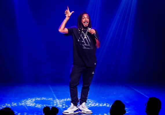 Direto da terra do axé, comediante Jhordan Matheus traz seu novo show para Maceió
