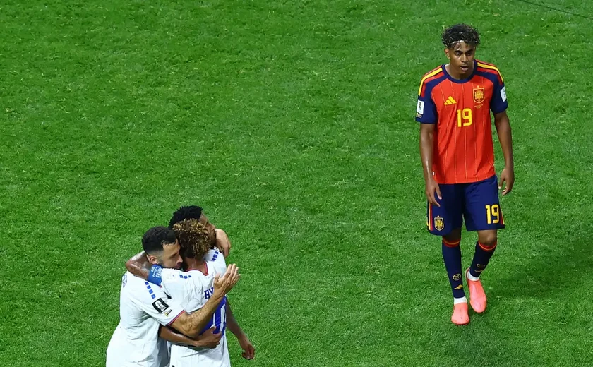 Cabo Verde segura Espanha e estreia em Copas com empate histórico