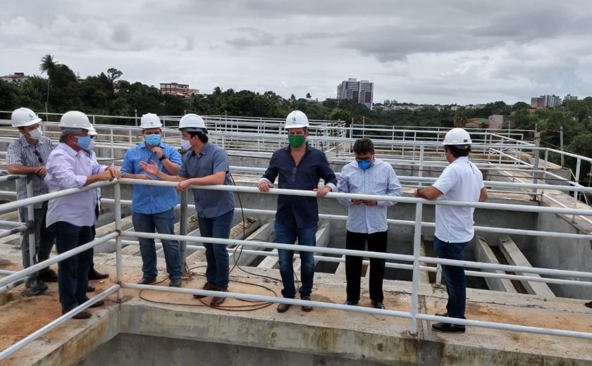 Diretores da Casal e secretário de Infraestrutura visitam obra de estação de esgoto