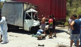 Acidente entre caminhão e carreta deixa uma pessoa ferida na BR-101