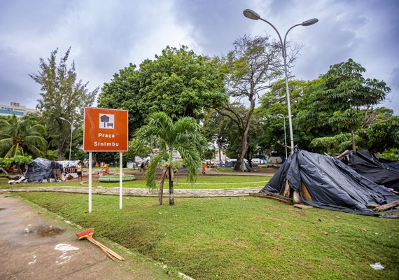 Prefeitura de Maceió retira famílias em situação de rua da Praça Sinimbu