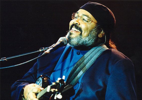 Cantor Jorge Aragão é internado para tratamento do câncer