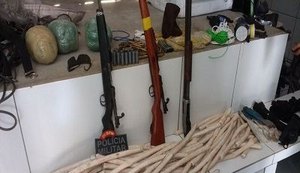 PM detém suspeitos de roubos a bancos com armas, munições e bananas de dinamite