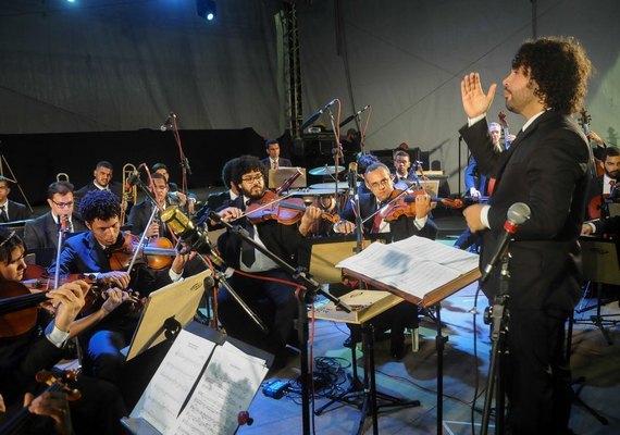 Concerto e chegada de Papai Noel celebram Natal em Maceió