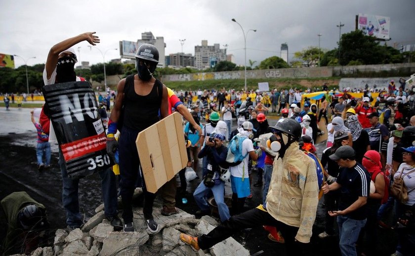 Milhares de venezuelanos criticam mortes em protestos contra Maduro