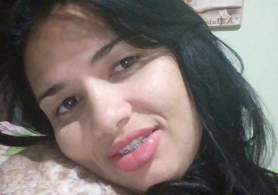 Homem mata a ex-mulher com 36 facadas na frente das filhas