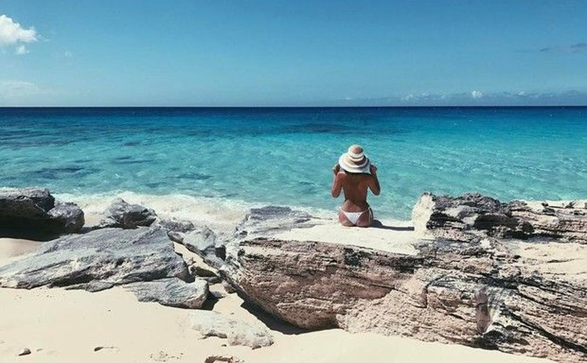 Bruna Marquezine posa sem maquiagem no Caribe e exibe bronzeado