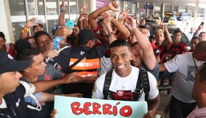 Berrío desembarca no Rio de Janeiro para assinar com o Flamengo