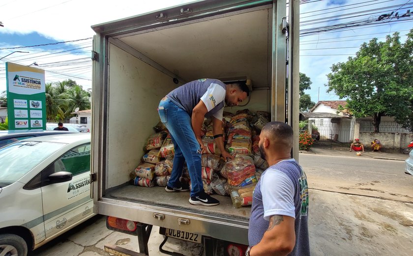 Programa Alimentando Famílias da Prefeitura  transforma vila dos pescadores com entrega de cestas básicas