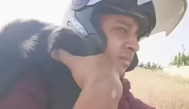 Influencer é preso após esfolar, cozinhar e comer cão de rua para viralizar no YouTube