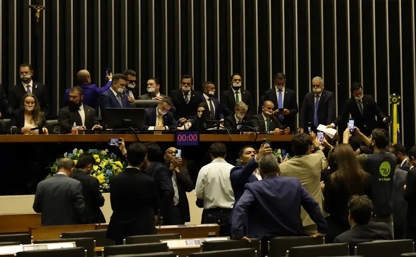 Alcolumbre e Motta pedem diálogo e respeito após ocupação de plenários