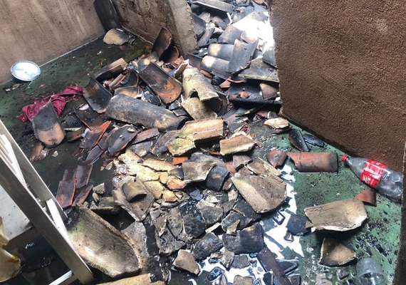 Cômodos de casa ficam completamente destruídos após incêndio
