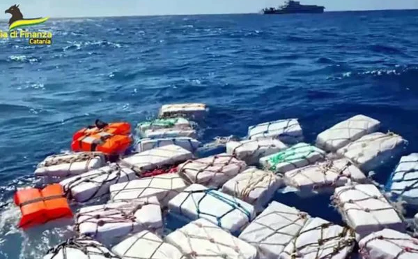 Polícia apreende duas toneladas de cocaína boiando no mar