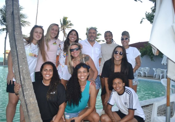 Jogadoras da seleção feminina passam férias em Maragogi à espera da convocação da técnica Pia Sundhage