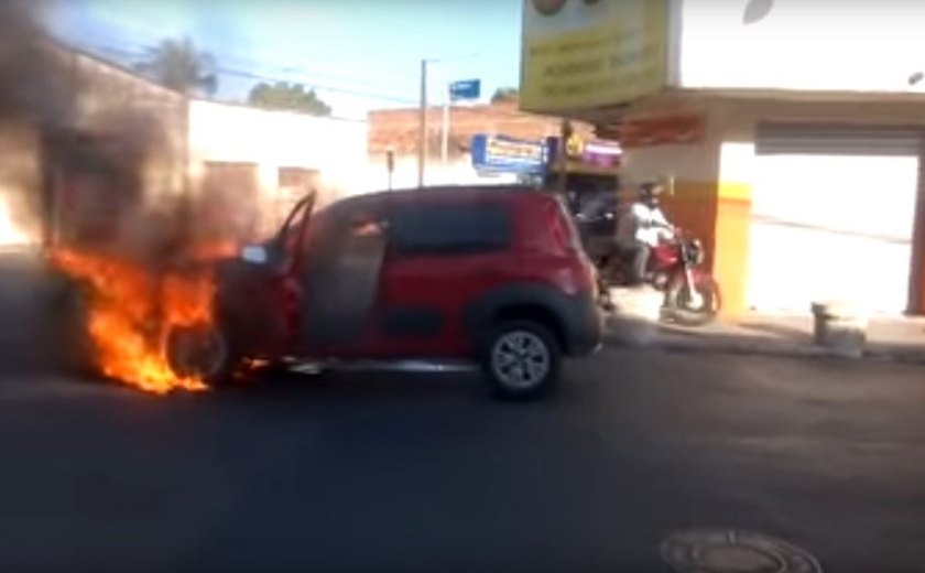 Carro de sargento da PMAL pega fogo em Arapiraca nesta segunda-feira