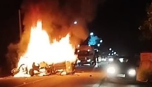 Vídeo: acidente de trânsito termina com veículos em chamas e um morto carbonizado
