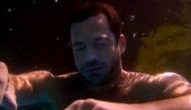 Teodora encontra Quinzé boiando na piscina após maldade de vilã, e o salva