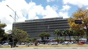 Mulher leva tiro na cabeça e denuncia marido escrevendo nome dele com sangue em maca