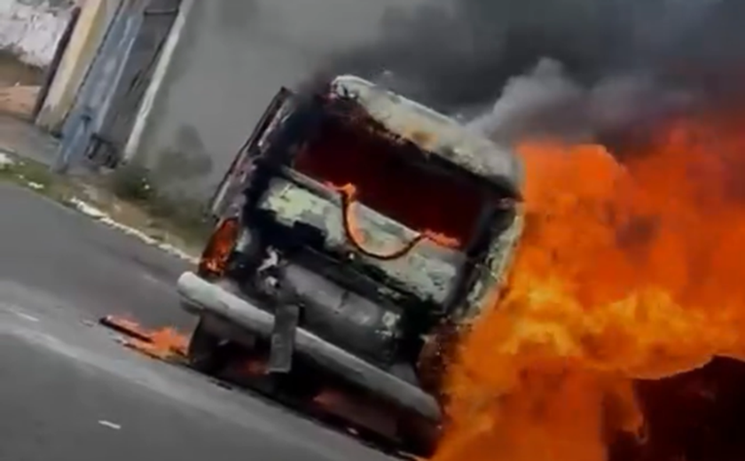 Kombi é destruída por incêndio no centro de Delmiro Gouveia