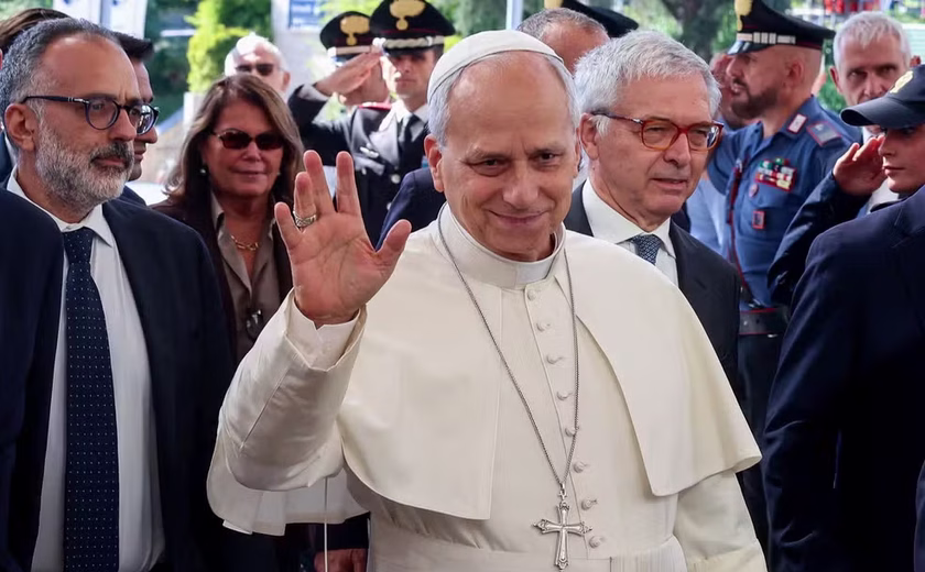 Papa Leão XIV foi submetido à fisioterapia respiratória, voltou a comer e está andando, diz Vaticano