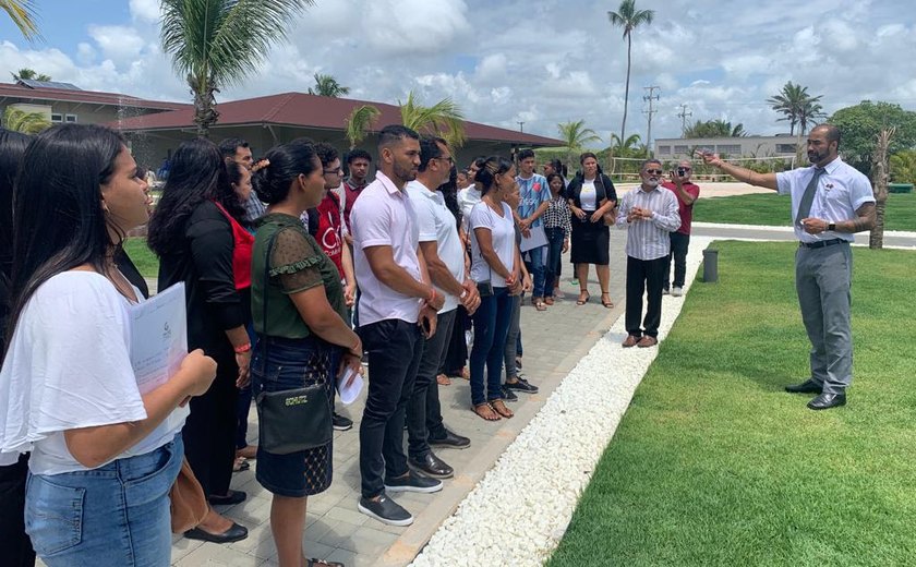 Mais de 80 moradores da Barra de Santo Antônio recebem formação profissional em hotelaria através do Vila Galé Alagoas