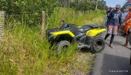 Mulher fica ferida após capotar quadriciclo e cair em ribanceira