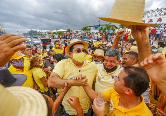 G.G inicia campanha à reeleição com adesivaço na feira livre de Rio Largo