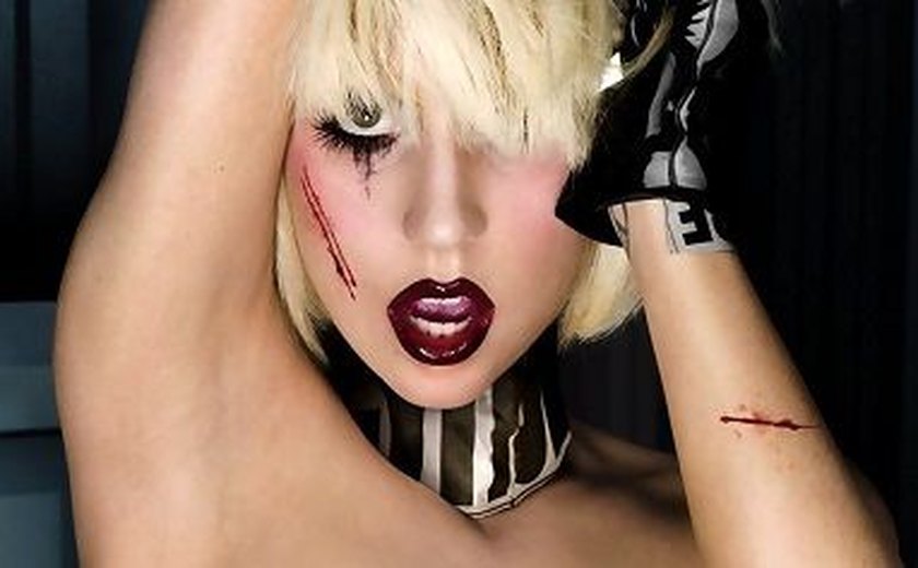 De fio dental, Lady Gaga mostra boa forma e tatuagens