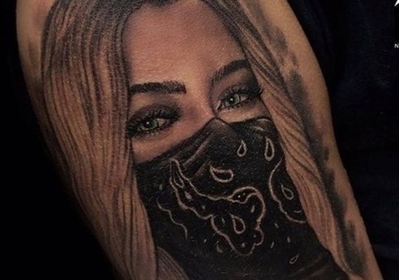 Egocêntrica? Irmã de Neymar tatua o próprio rosto no braço