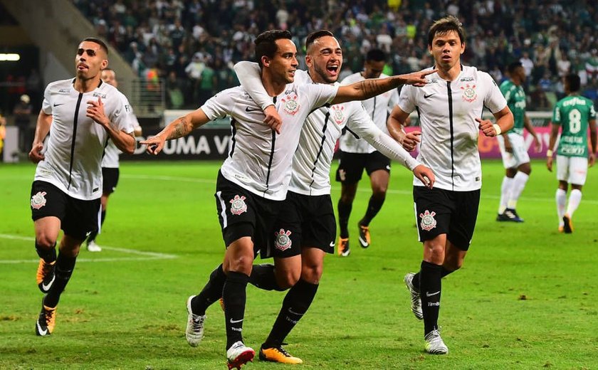 Corinthians encerra série do Palmeiras em casa e dispara na liderança