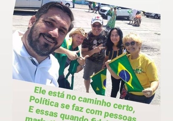 Manifestação convocada por vereador bolsonarista causa aglomeração em ponto de vacinação