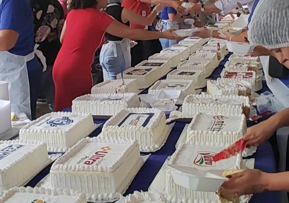 Arapiraquenses comemoram aniversário da cidade com bolo gigante