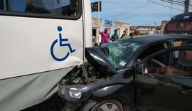 Carro bate na traseira de ônibus na Via Expressa e cinco pessoas ficam feridas