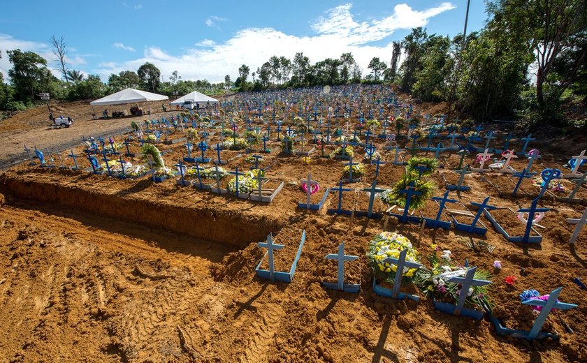 Negacionismo fez brasileiros 'perderem' 3,4 anos de vida na pandemia