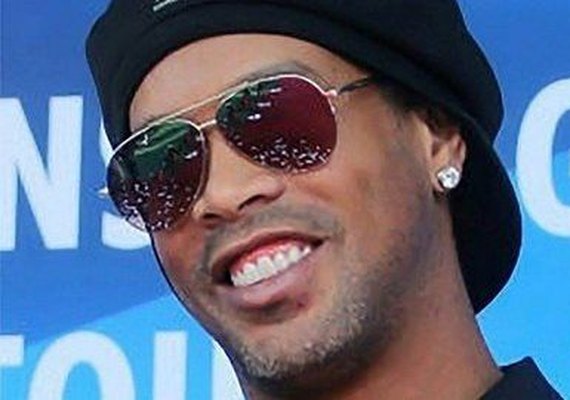 Ronaldinho Gaúcho corta cartões das ex-noivas