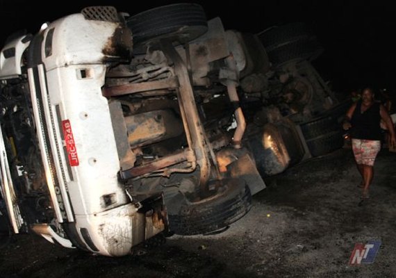 Caminhão carregado com aguardente tomba na BR-101 e população rouba a carga