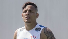 Guilherme Arana deixa treino do Corinthians com médico e vira dúvida