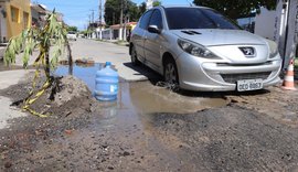 Buraco com vazamento de água tira sossego de moradores da Rua Zeferino Rodrigues no Poço