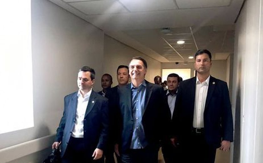 Jair Bolsonaro chega a Brasília depois de ter alta hospitalar