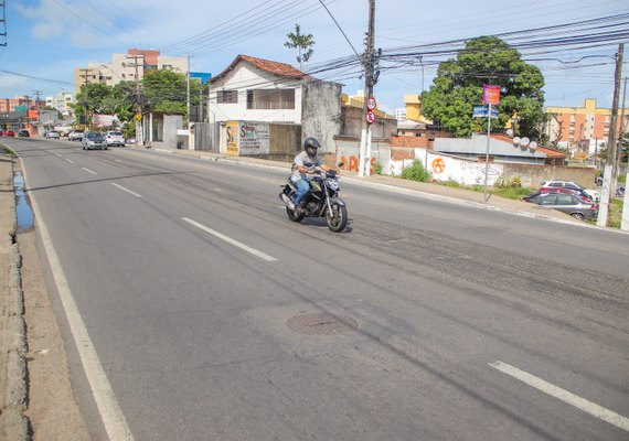 Obras de reparo asfáltico interditam trecho da Avenida Gustavo Paiva nesta sexta (14)