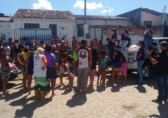 Policiais civis entregam brinquedos para crianças na Chã de Bebedouro