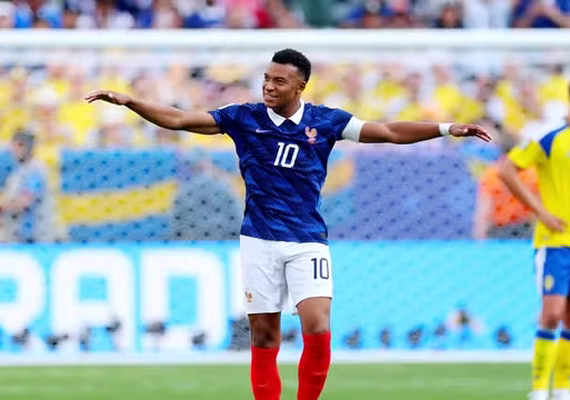 Mbappé faz dois gols, França vence a Suécia e avança para as oitavas de final