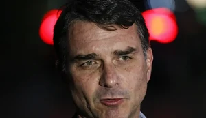 Flávio Bolsonaro admite cobrança a Daniel Vorcaro, mas nega crime